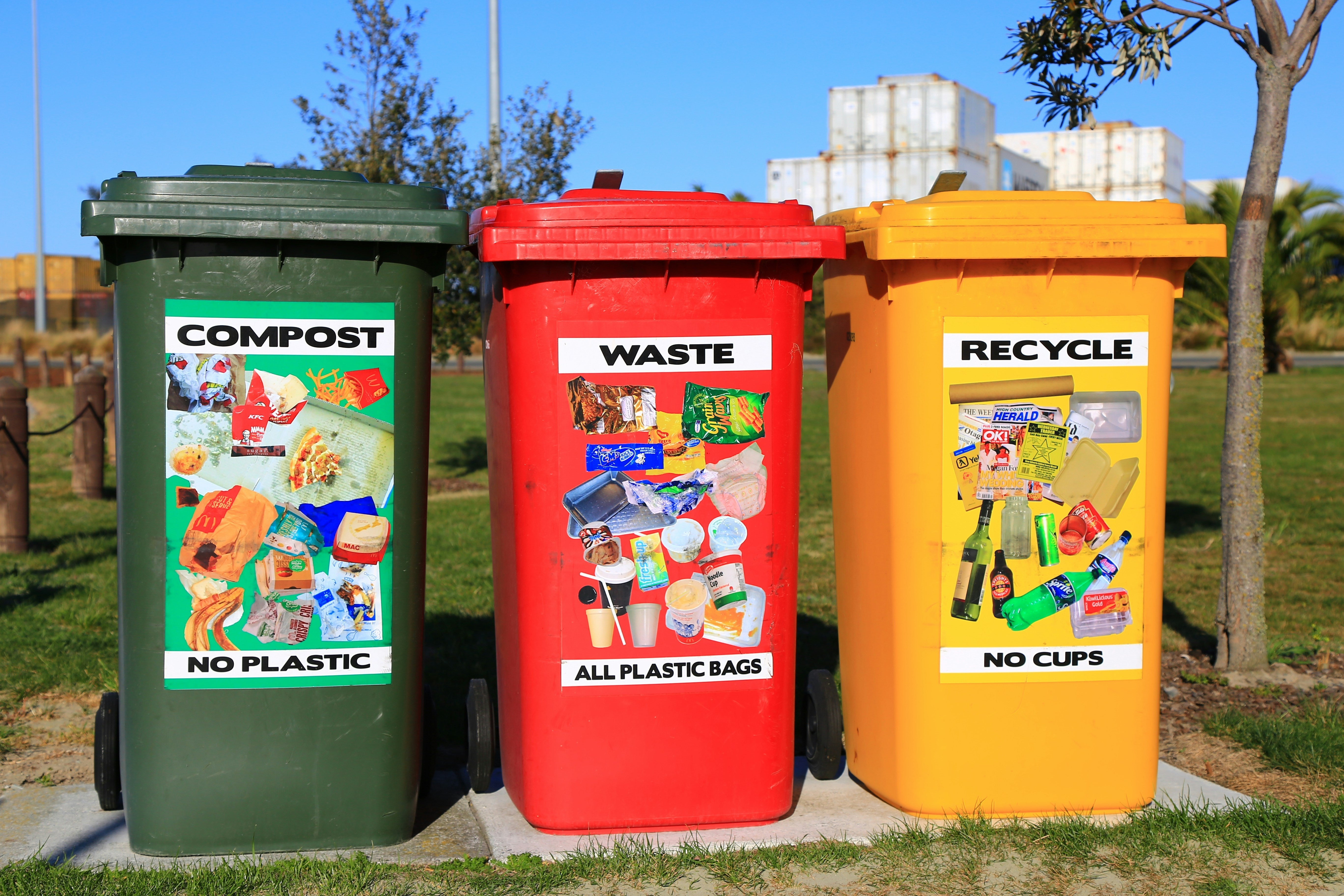 Des containers pour le compost, les dechets, et le tri