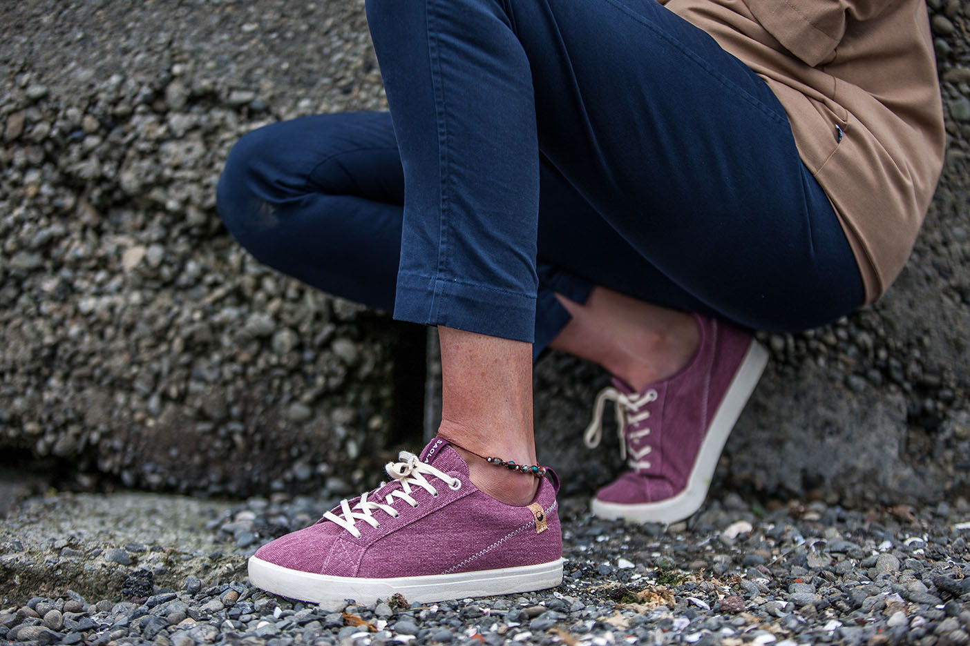 Baskets femme de couleur burgundy portées de gauche