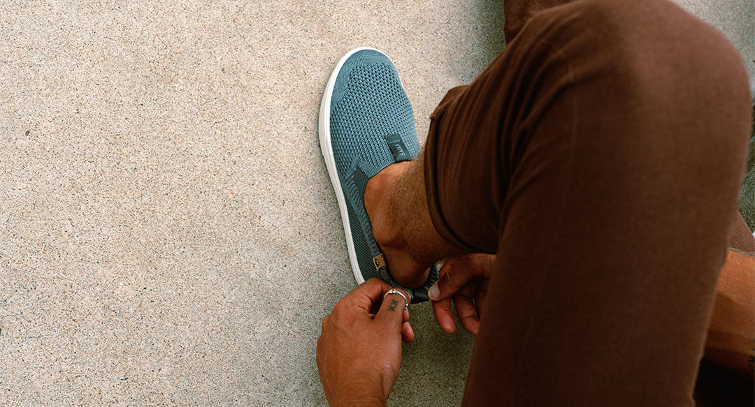 Chaussures homme de couleur charcoal portées de face